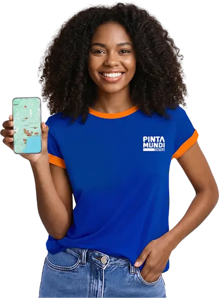 Colocaboradora Pinta Mundi segurando um celular